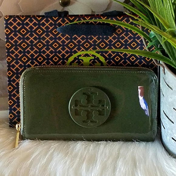 Tory burch banana leaf stacked logo patent wallet - Picture 2 of 5